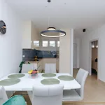 Modern Living Airy Apartment Split