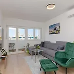 Modern Living Airy * Split
