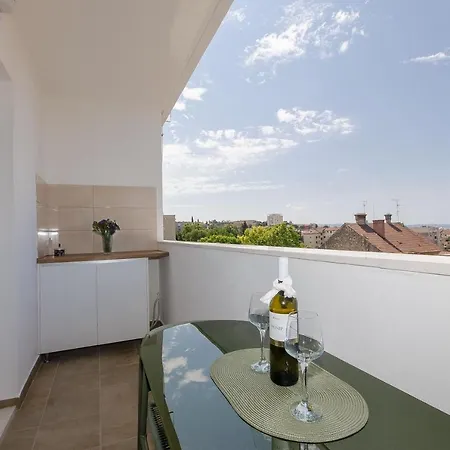 Modern Living Airy Apartman