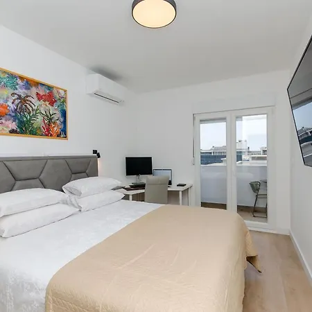 Modern Living Airy * Split