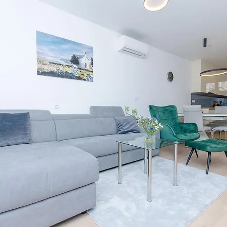 Modern Living Airy Apartment Split